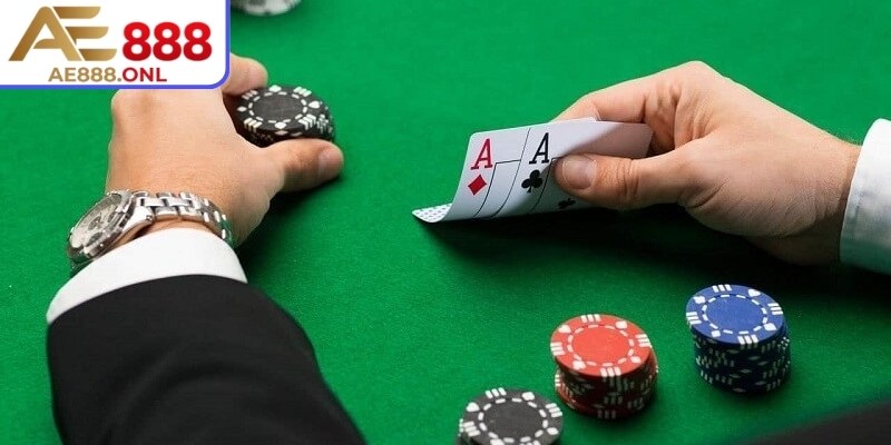 Xì Dách AE888 – Trải Nghiệm Cá Cược Chuẩn Chuyên Nghiệp 2 Quắc xảy ra khi tổng điểm vượt 21, khiến người tham gia thua ngay lập tức